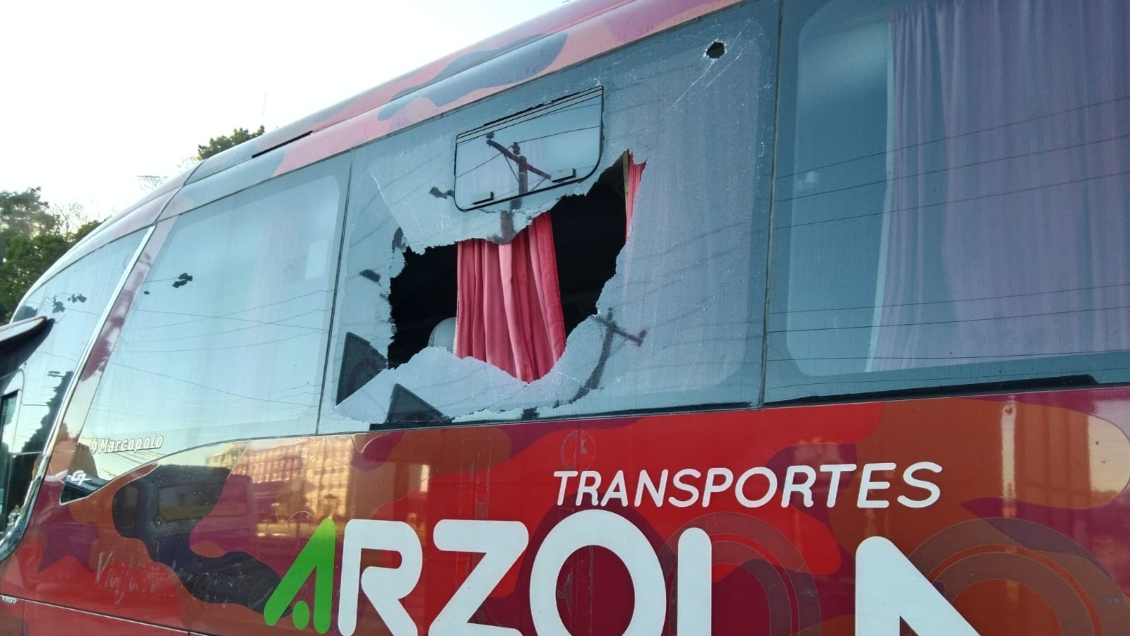 Trabajador fue herido por apedreo a bus que se dirigía a planta de ENAP en Hualpén