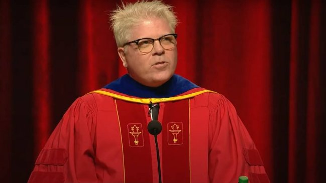 Vocalista de The Offspring dio discurso a graduados de la Escuela de Medicina de universidad californiana
