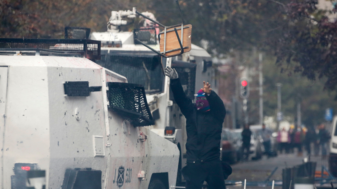 Encapuchados se enfrentan con Carabineros en Ricardo Cumming