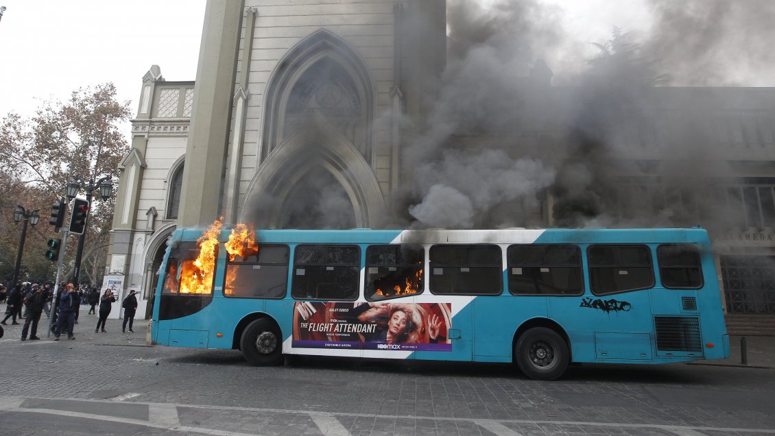 Marcha estudiantil termina con bus del Transantiago quemado en Cumming