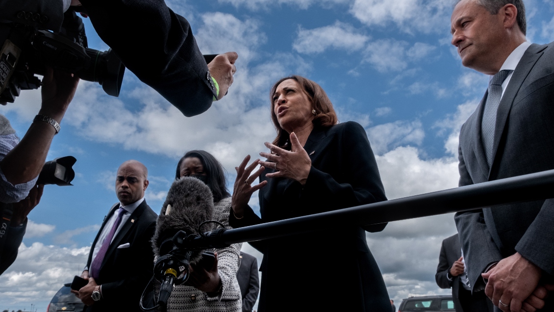 Kamala Harris llamó a prohibir las armas de asalto en EEUU: 