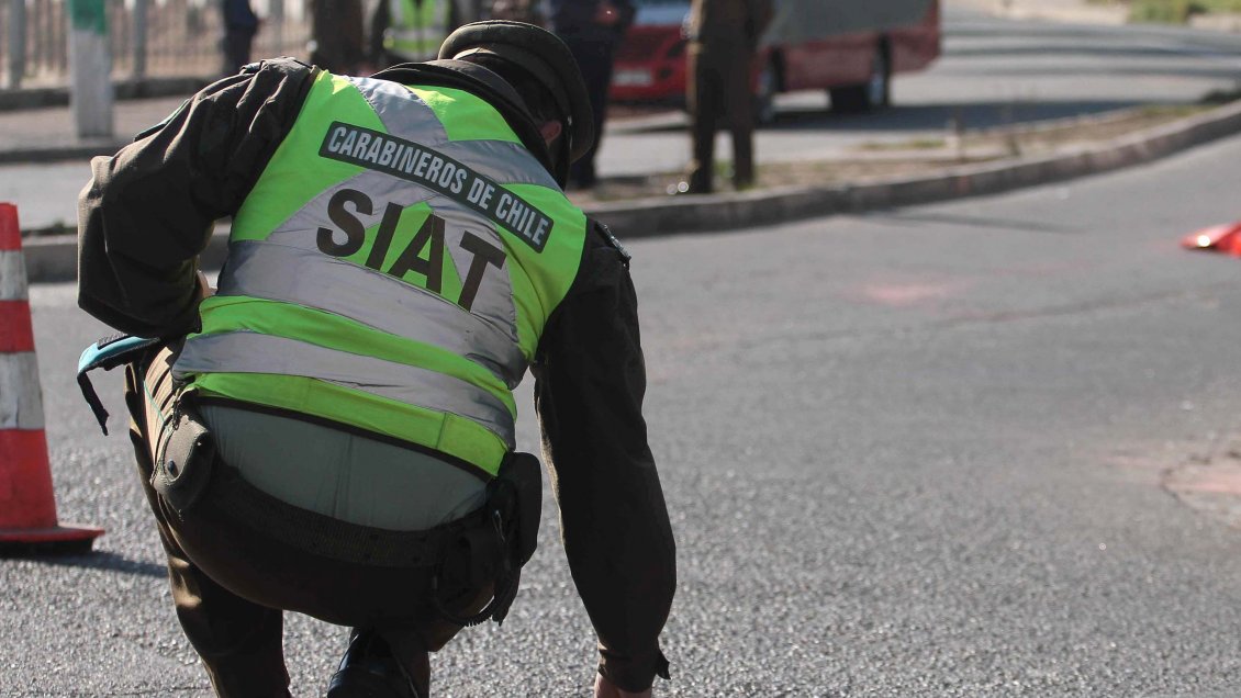 Conductor salió eyectado y cayó desde puente tras chocar contra barrera en Vitacura