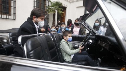  Presidente Boric guio a niños por La Moneda en el Día de los Patrimonios  