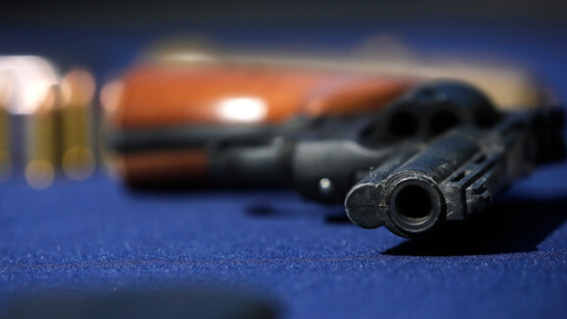 Por un reloj: Asaltante encañonó a familia en una pizzería en Vitacura