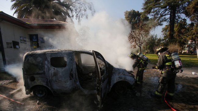 Incidentes en liceos emblemáticos: Intentan quemar micro en el Barros Borgoño e incendiaron un furgón en el INBA