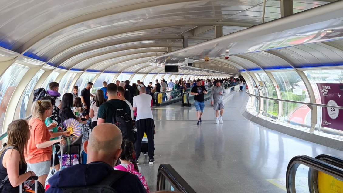 Caos en los aeropuertos británicos por las cancelaciones de vuelos