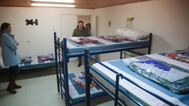 Con críticas al Gobierno y recursos propios, municipios de Talca y Linares habilitan albergues