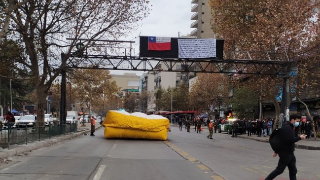 A modo de protesta: Hombre provocó operativo tras subir a una señalética en plena Alameda