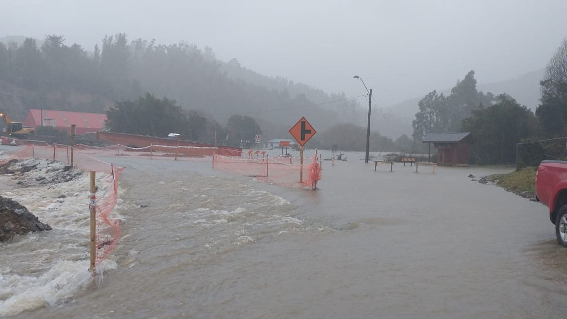 Intensas lluvias provocan inundaciones y cortes de caminos en Los Ríos y Los Lagos
