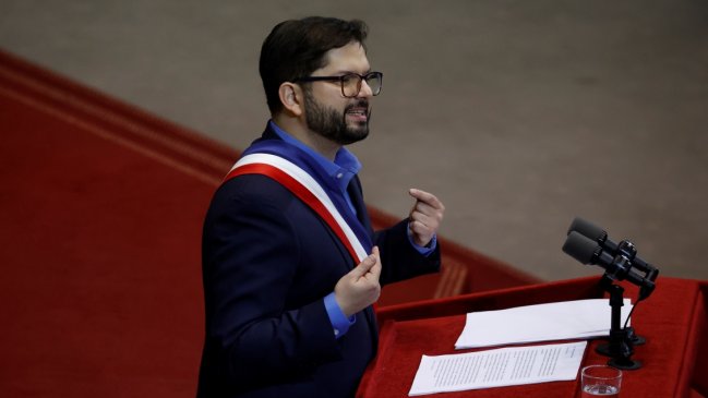 Cadem: Aprobación al Presidente Boric subió ocho puntos tras la cuenta pública