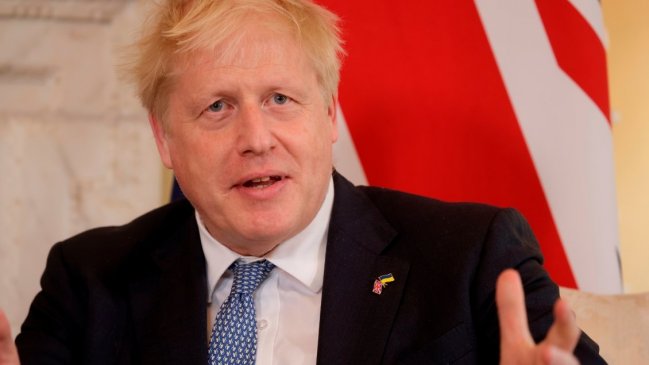 Boris Johnson salva la moción de censura interna con una exigua mayoría