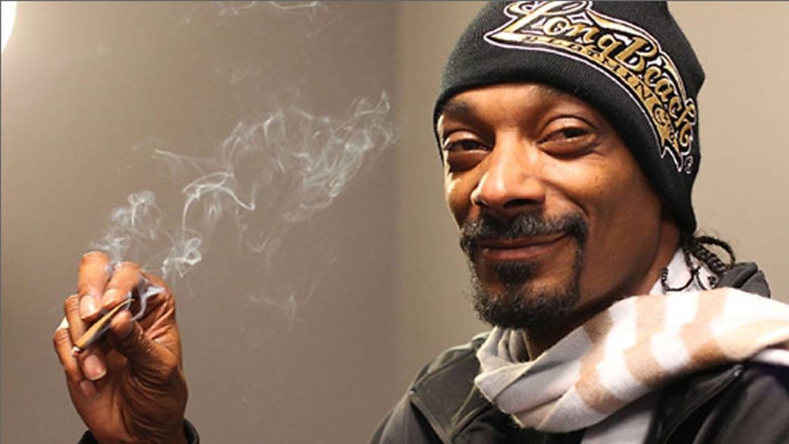 Snoop Dogg subió el sueldo a su enrollador profesional debido a la inflación