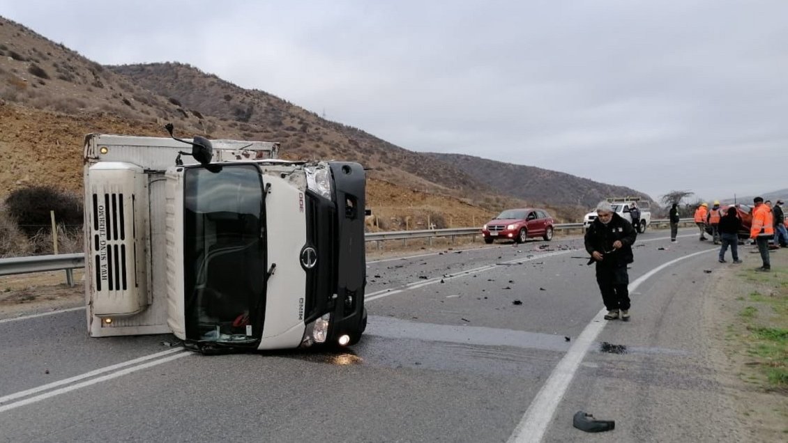 Choque en ruta que une Illapel y Los Vilos dejó dos personas muertas