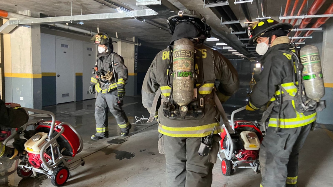 Hombre murió tras parapetarse y provocar un incendio en edificio de Peñalolén