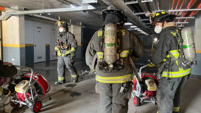 Hombre murió tras parapetarse y provocar un incendio en edificio de Peñalolén