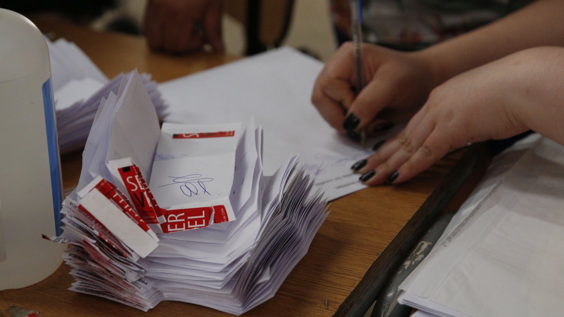 Encuesta CEP: 25% aprobaría la nueva Constitución, 27% rechazaría y 37% aún no decide