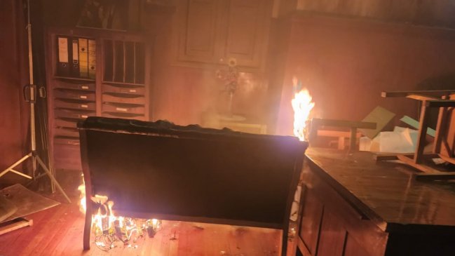 Municipalidad de Santiago interpuso una denuncia tras incendio que afectó oficina de la rectora del INBA