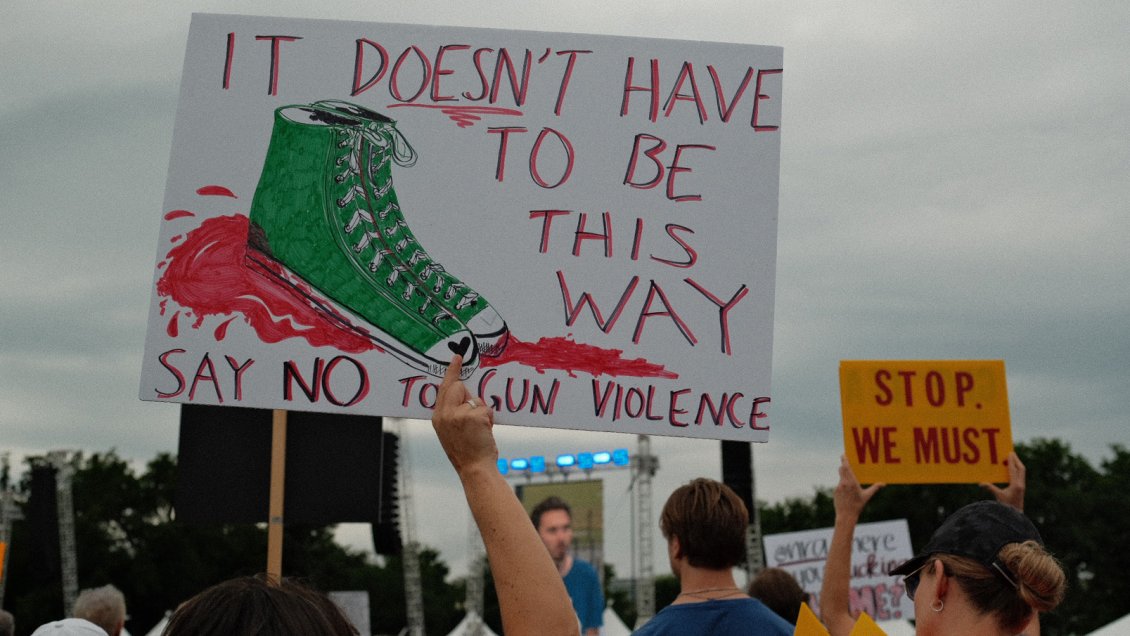 Tras múltiples tiroteos: Senadores de EEUU logran acuerdo de mínimos que aumenta control de armas