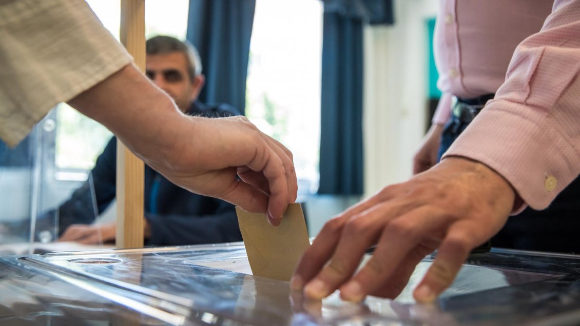 La izquierda supera por poco a la alianza de Macron en las legislativas, según proyecciones