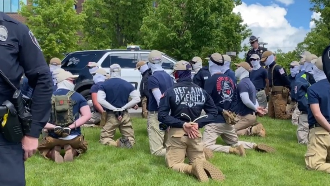 31 supremacistas blancos fueron detenidos tras planear disturbios en un evento LGBTQ+