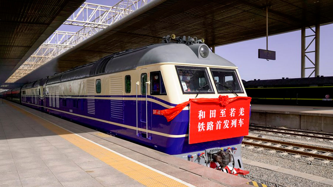 China completa la vía ferroviaria que rodea el desierto de Taklimakan