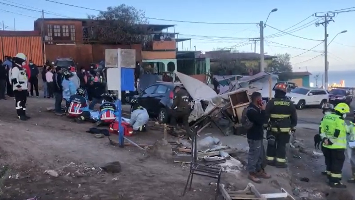 Conductor perdió el control de su auto, subió a la vereda, atropelló a siete personas y se fugó