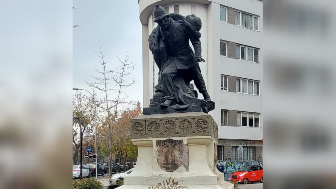Bomberos denunció robo de placa de un monumento en Santiago Centro