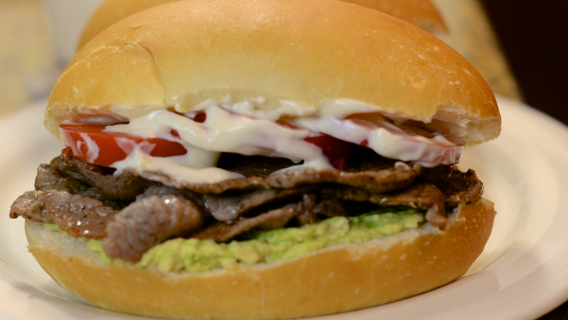 Comerciante regala churrascos a sus clientes frecuentes que se saquen un 7 en el colegio