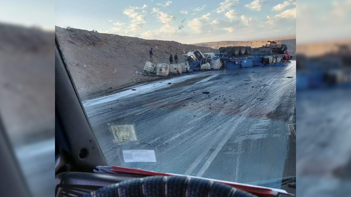 Colisión y posterior volcamiento de un camión dejó a una persona fallecida en Huara