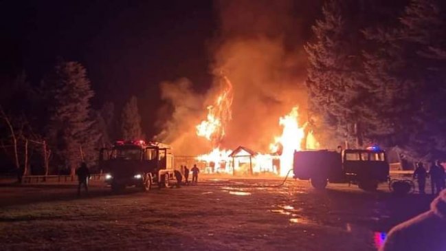 Incendio redujo a cenizas el casino del Club de Rodeo de Melipeuco