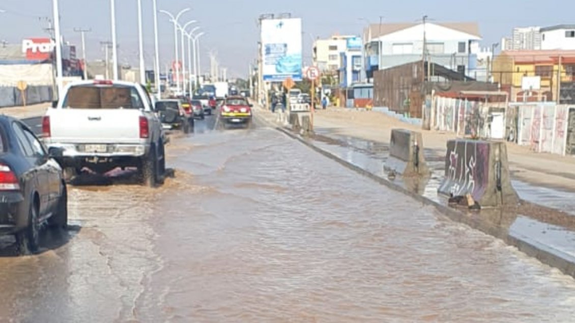 Rotura de matriz obligó corte de agua que afecta a más de mil hogares en Antofagasta