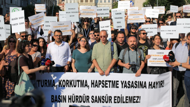 Periodistas de Turquía protestan contra ley que censurará a la prensa