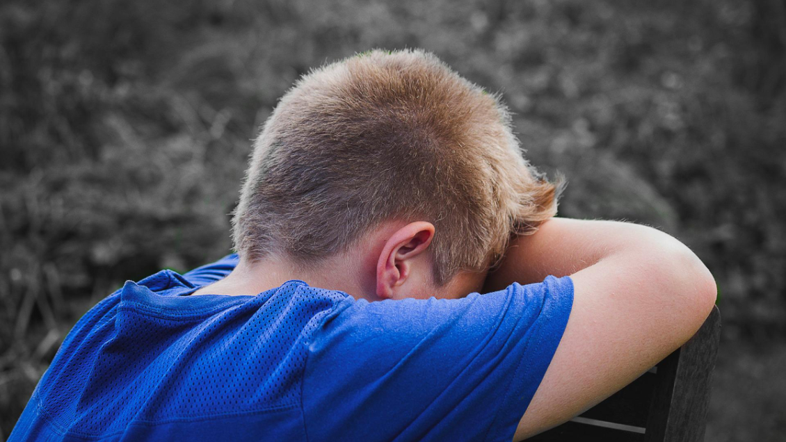 Profesor que golpeó a estudiante por hacer bullying podrá seguir enseñando