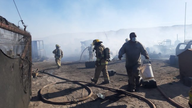 Incendio afectó a siete viviendas en un campamento de Calama