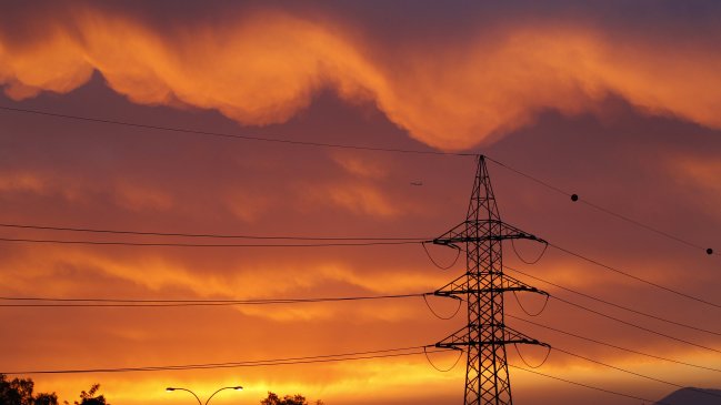 Compañía trabaja en mejorar el servicio eléctrico del sector de Huertos Familiares en Puerto Natales