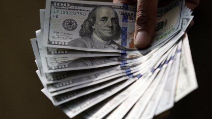Precio del dólar volvió a superar su máximo histórico y se cotizó sobre los 900 pesos