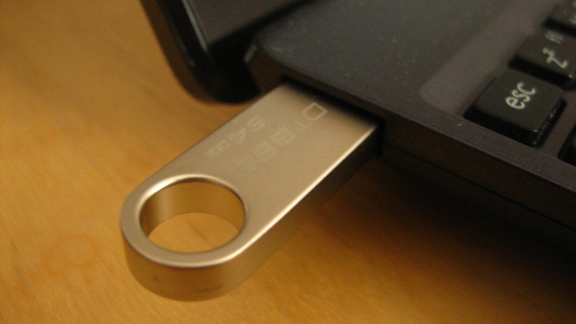 Salió a beber y perdió USB con datos personales de medio millón de personas