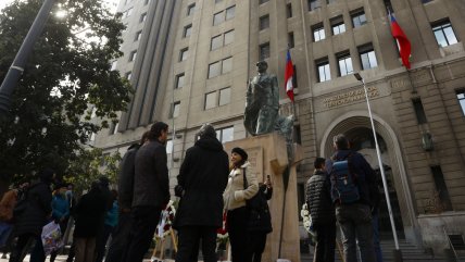   Decenas de personas conmemoraron el natalicio de Salvador Allende frente a La Moneda 