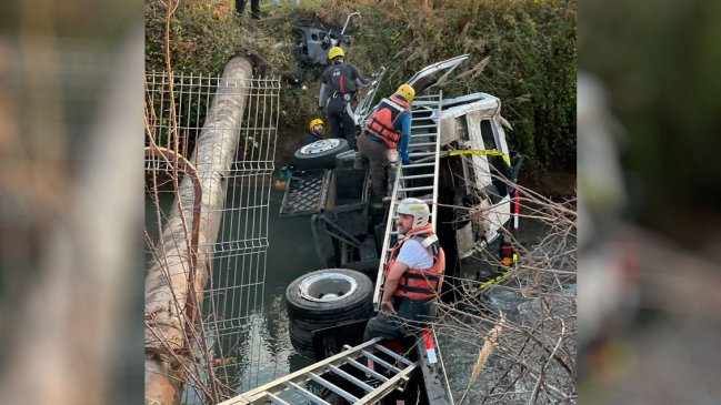 Camión grúa cayó al interior del canal San Carlos: Murió el copiloto
