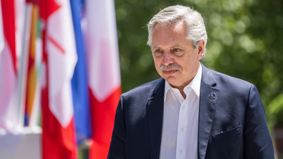 Fernández dice que Argentina tiene pocos dólares porque economía 