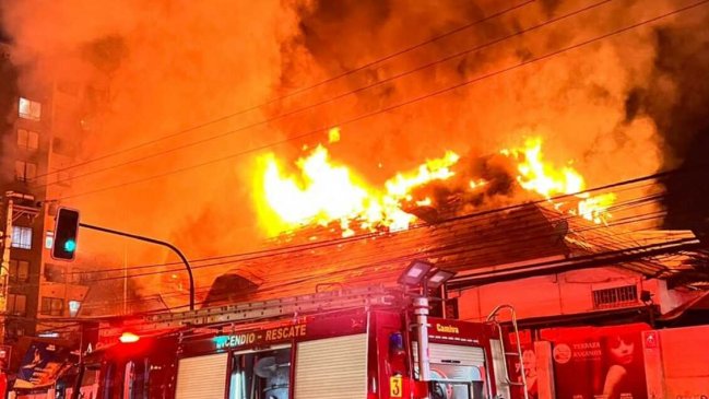Bomberos controló enorme incendio que afectó a casona antigua en Antofagasta