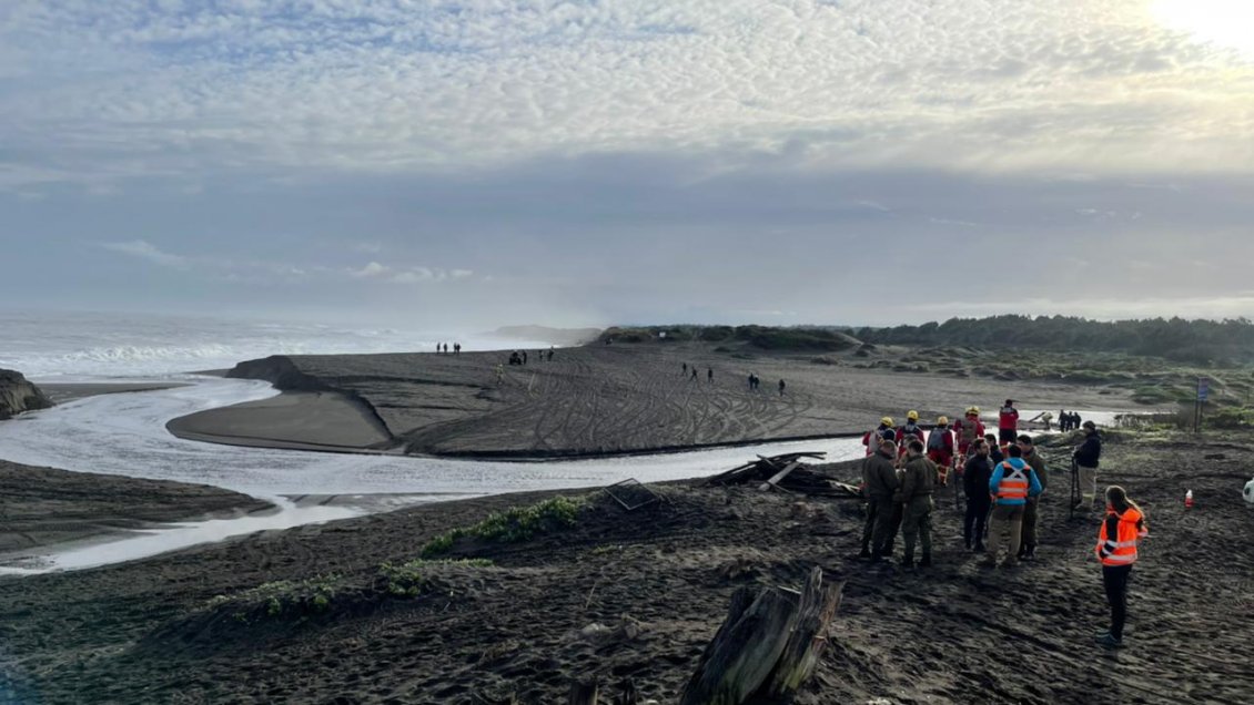 Refuerzan búsqueda de mujer que cayó al mar en Pelluhue