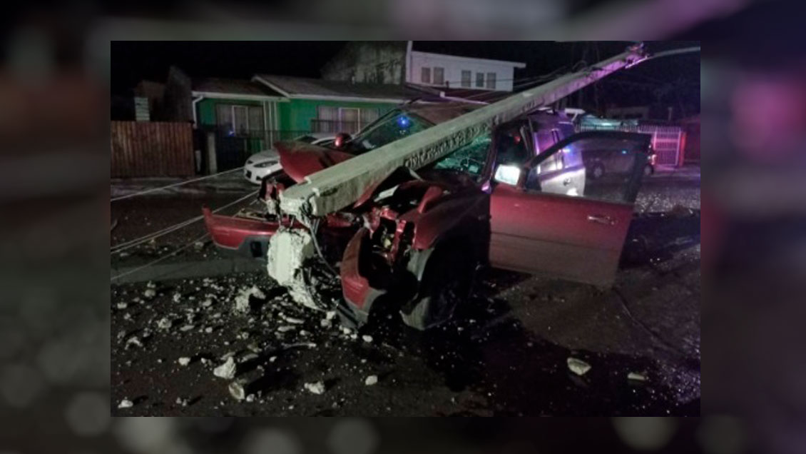Conductor salvó con vida tras chocar con poste eléctrico en Punta Arenas