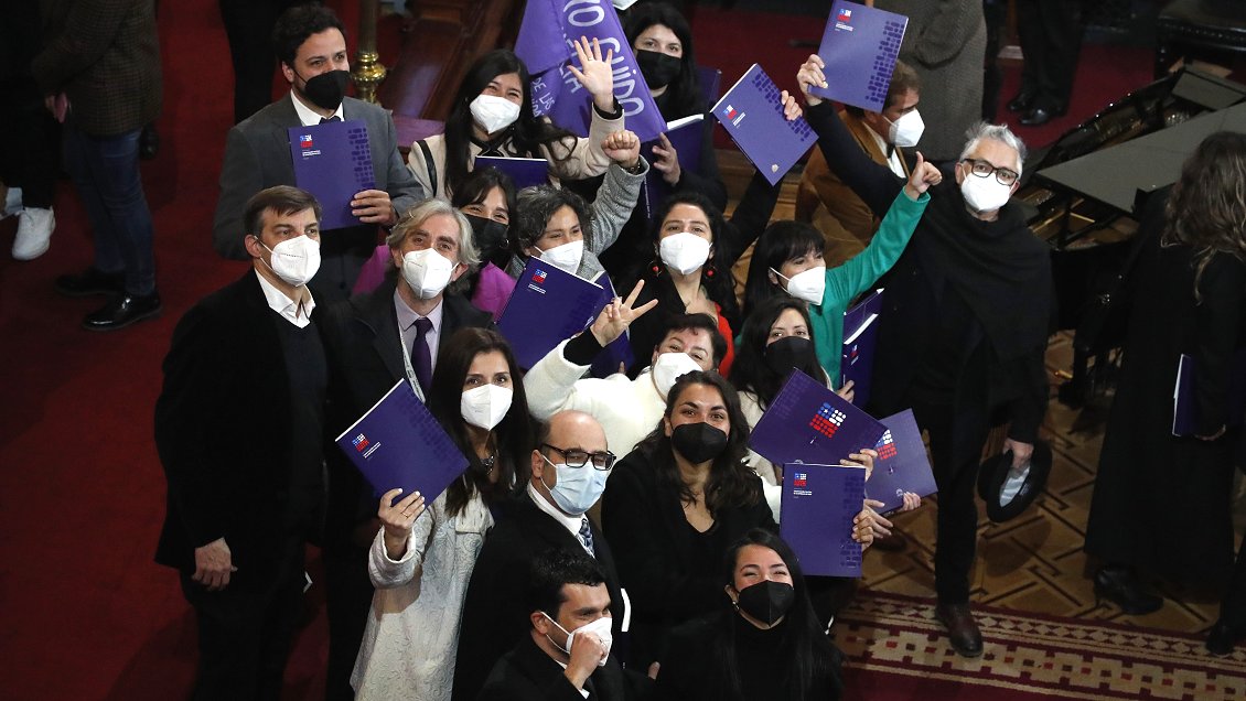 Tras un año de trabajo, la Convención presentó su Constitución y dejó de existir