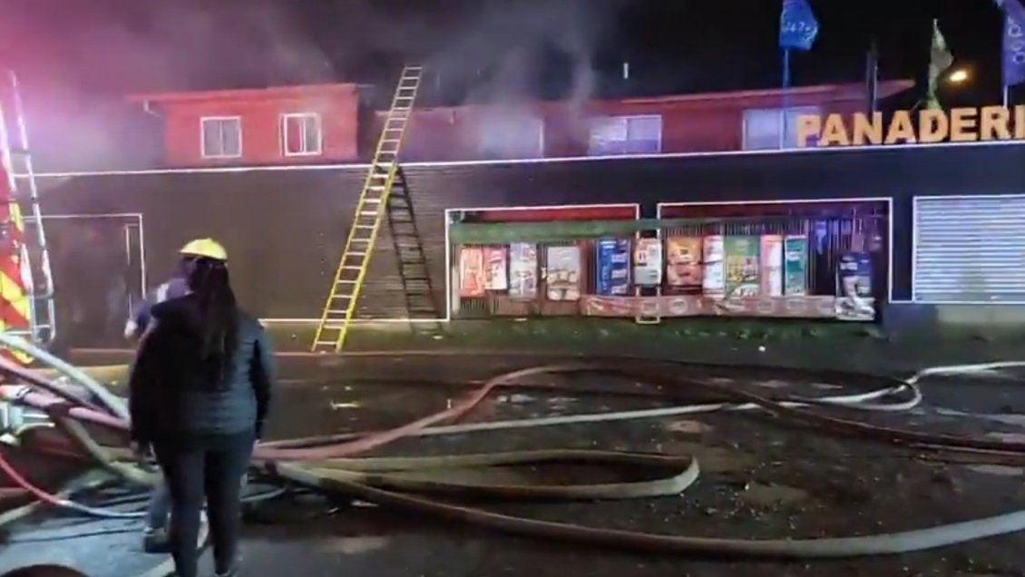 Tres personas murieron en incendio que consumió una casa y una panadería en Osorno