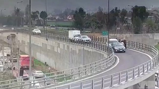 Dos adolescentes y un adulto detenidos por encerrona en Vespucio Norte