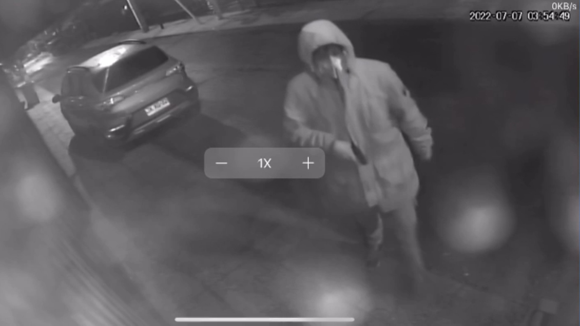 Delincuentes asaltaron estudio de grabación y robaron vehículo, que volcaron