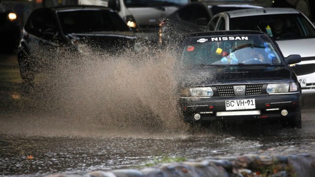 Onemi advirtió riesgo de anegamientos por intensas lluvias de este sábado en Santiago