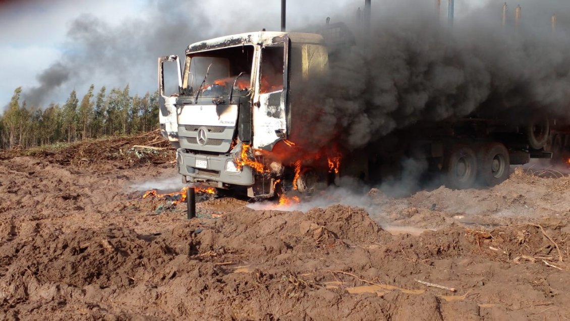 Encapuchados quemaron cinco vehículos forestales y una camioneta en Cholchol