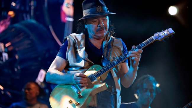 Carlos Santana pospone sus próximos conciertos tras desmayarse en pleno show